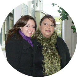 Laura Torres en su edificio con su trabajadora social Pamela Calderón