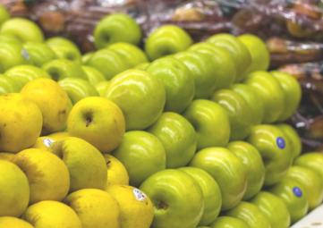 Apples and pears in a grocery store